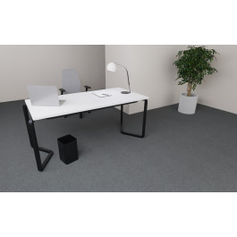 Postazione operativa con scrivania moderna con top melaminico e struttura metallica e seduta ergonomica con braccioli