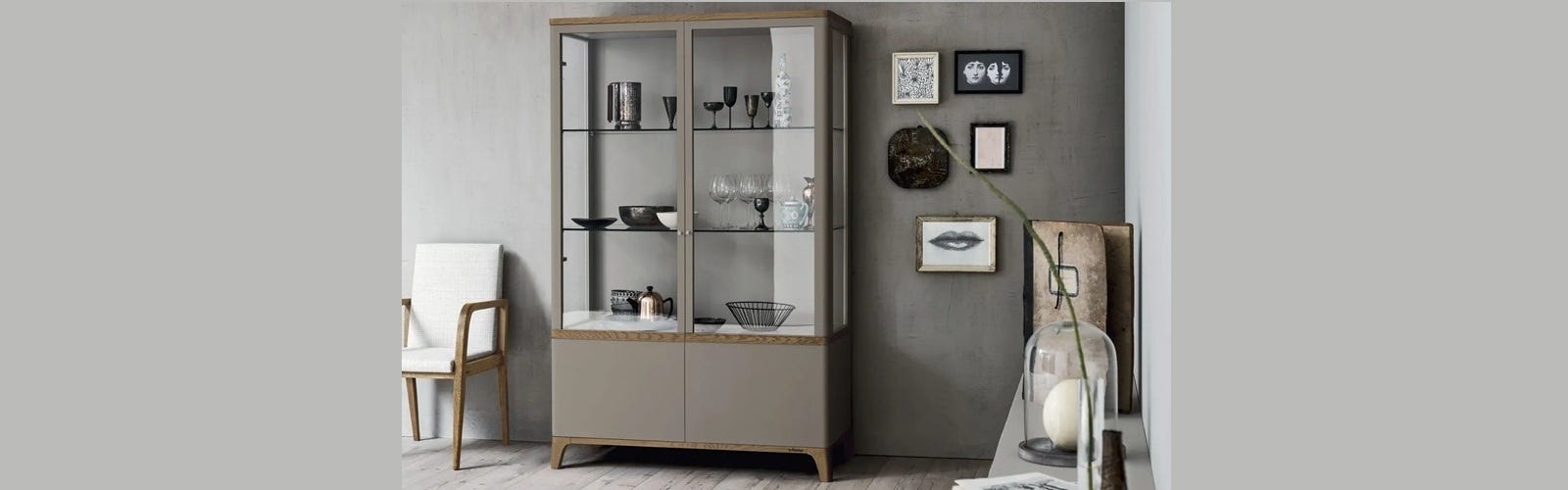 vetrina illuminata con faretti