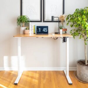I benefici della scrivania in piedi: dalla praticità all’ergonomia